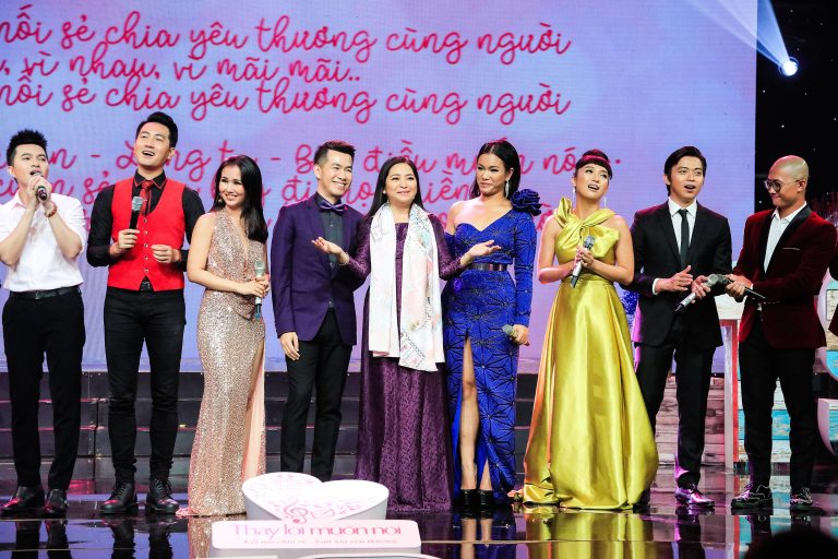 MC Quỳnh Hương ngợp trong vòng tay khán giả và nghệ sĩ ngày chia tay “Thay lời muốn nói”