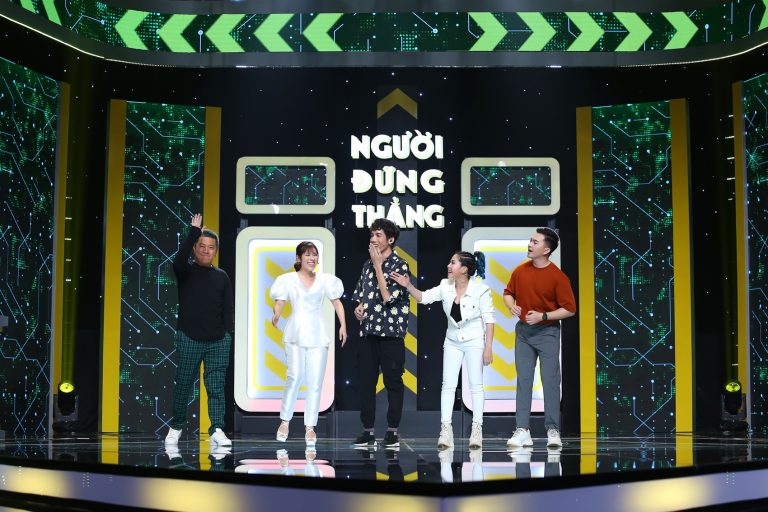 Hơn trăm nghệ sĩ “dở khóc dở cười” vì bị “đè bẹp” trong gameshow mới – “Người đứng thẳng”