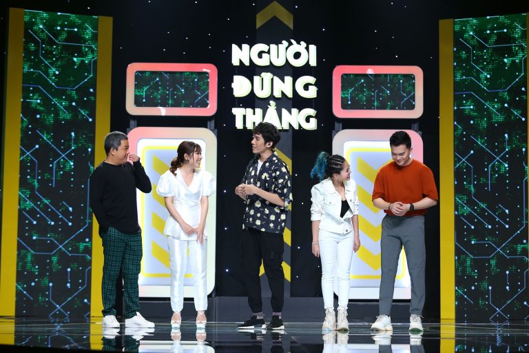 Hơn trăm nghệ sĩ “dở khóc dở cười” vì bị “đè bẹp” trong gameshow mới – “Người đứng thẳng”
