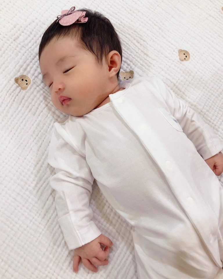 Đông Nhi – Ông Cao Thắng đăng ảnh cận mặt con gái
