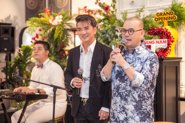 Mr Đàm lần đầu trổ tài MC trong tiệc khai trương Phố Xinh